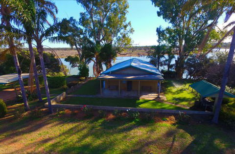 Mundic Waterfront Cottages - Tourism Caloundra 2