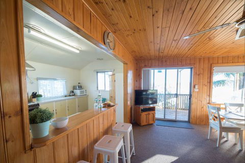 Mundic Waterfront Cottages - Tourism Caloundra 4