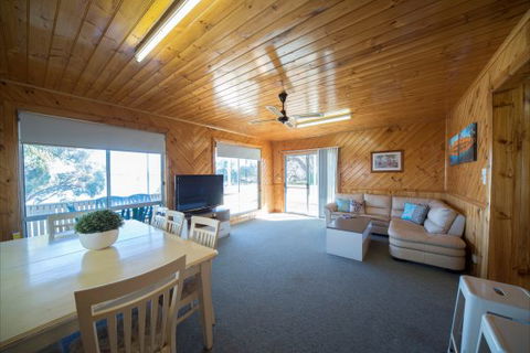 Mundic Waterfront Cottages - Tourism Caloundra 6