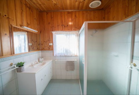 Mundic Waterfront Cottages - Tourism Caloundra 9