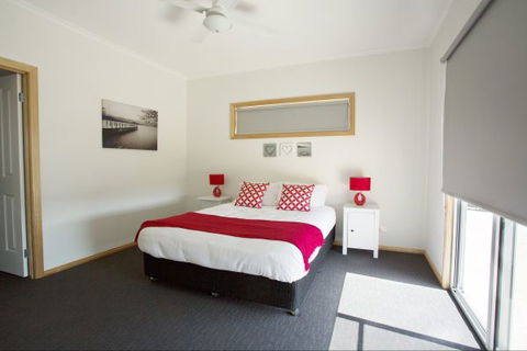 RED FIN Part Of BLUE FIN HOLIDAY HOMES - Tourism Caloundra 3
