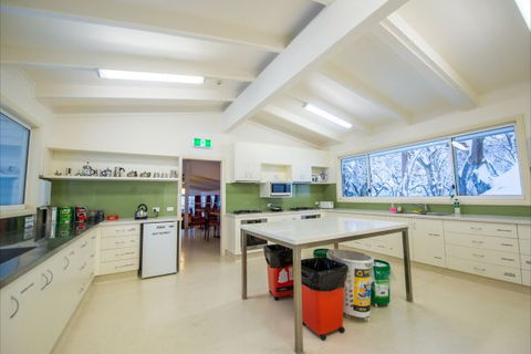 Schuss Lodge Mt Buller - Tourism Caloundra 3