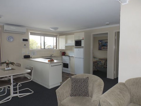 Surfside Holiday Apartments - Tourism Caloundra 3