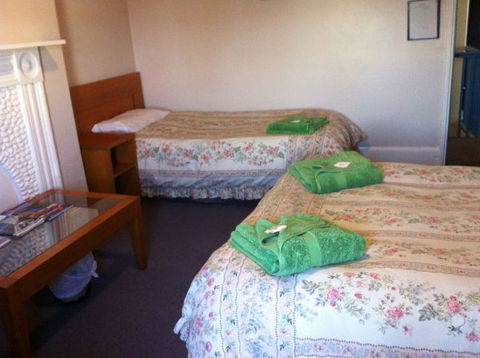 Victoria Hotel - Tourism Caloundra 3