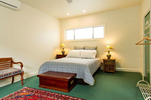 Young Garden Retreat - Tourism Caloundra 1