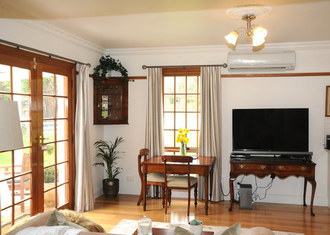 Forth River Cottage - Tourism Caloundra 7