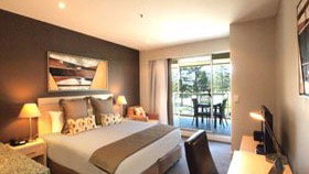 Oaks Plaza Pier Hotel - Tourism Caloundra 0