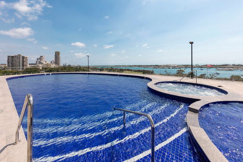 Meriton Suites Southport - Tourism Caloundra 2