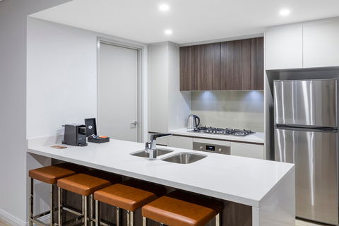 Meriton Suites Southport - Tourism Caloundra 3