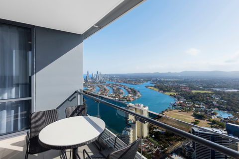 Meriton Suites Southport - Tourism Caloundra 5