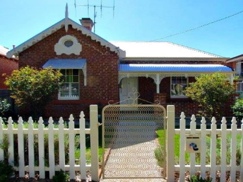 Robina: Bathurst Self Contained Accommodation - Tourism Caloundra 0