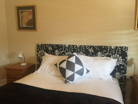 Robina: Bathurst Self Contained Accommodation - Tourism Caloundra 1