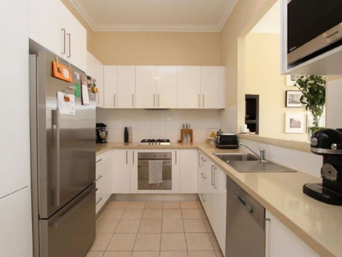Robina: Bathurst Self Contained Accommodation - Tourism Caloundra 2