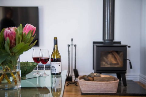 Rowlee Vineyard Villa - Tourism Caloundra 0