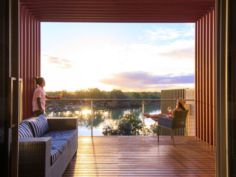 The Frames - Luxury Riverland Accommodation - Tourism Caloundra 0