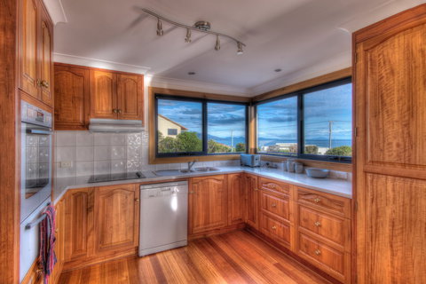 Blue Waves - Tourism Caloundra 4