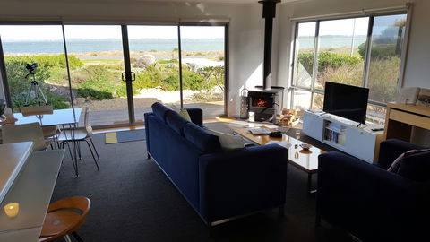 Coorong Waterfront Retreat - Tourism Caloundra 0