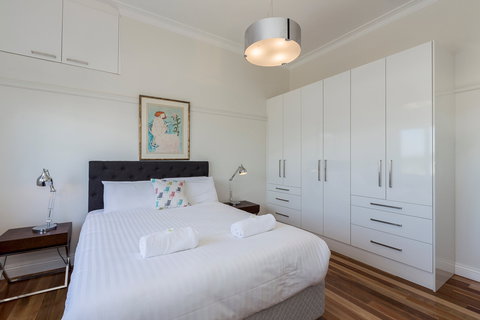 Cottesloe Beach Deluxe Apartment - Tourism Caloundra 3