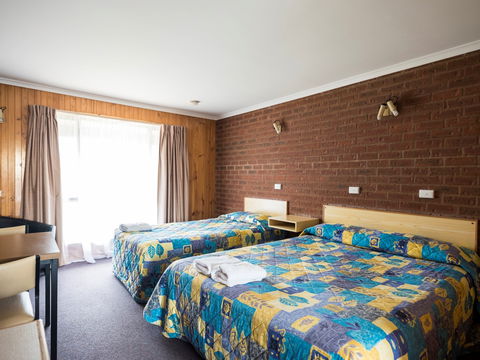 Country Mile Motor Inn - Tourism Caloundra 1