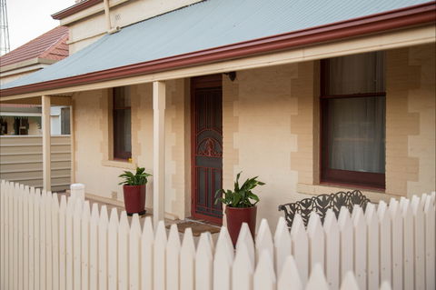 McKinley's Rest - Tourism Caloundra 0