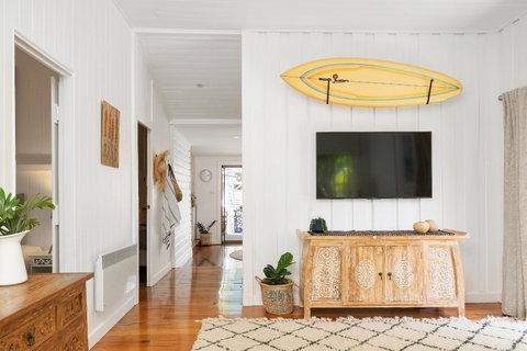 San Juan Surfers Cottage - Tourism Caloundra 0