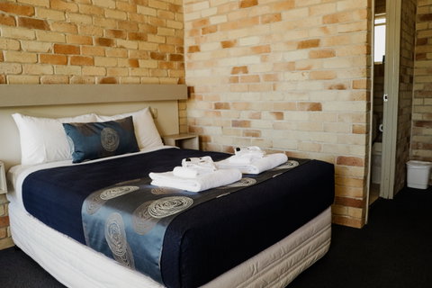 The Australian Hotel Motel - Tourism Caloundra 0