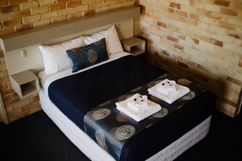 The Australian Hotel Motel - Tourism Caloundra 3