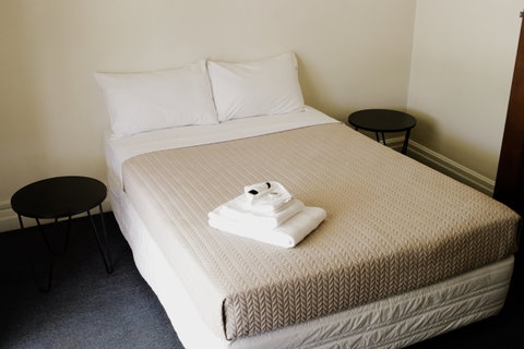 The Australian Hotel Motel - Tourism Caloundra 8