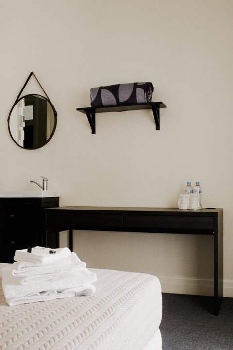 The Australian Hotel Motel - Tourism Caloundra 9