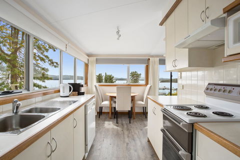Beauty Point Holiday House - Tourism Caloundra 1