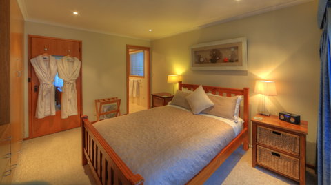 Lakeside Chalet - Tourism Caloundra 1