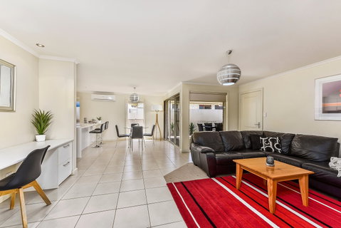Mount Gambier Apartments - City Fringe Apartment A - Tourism Caloundra 1