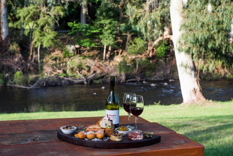 Oscar's On The Yarra - Tourism Caloundra 1