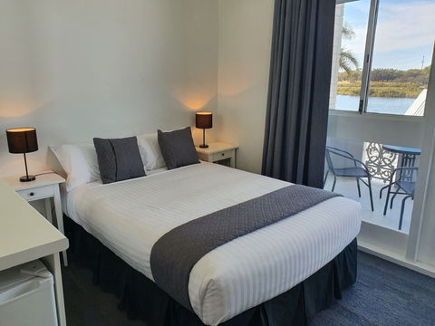 Parade Hotel - Tourism Caloundra 0
