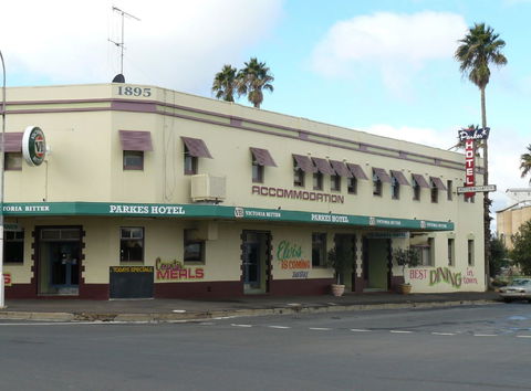 Parkes Hotel - Tourism Caloundra 0