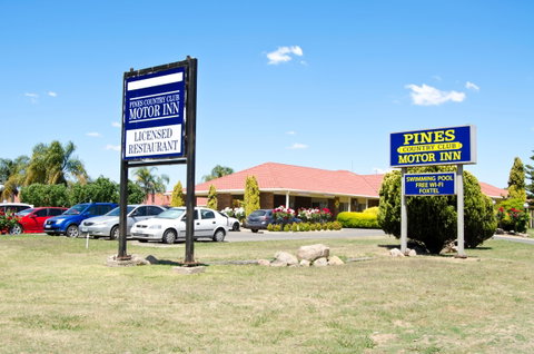 Pines Country Club Motor Inn - Tourism Caloundra 0