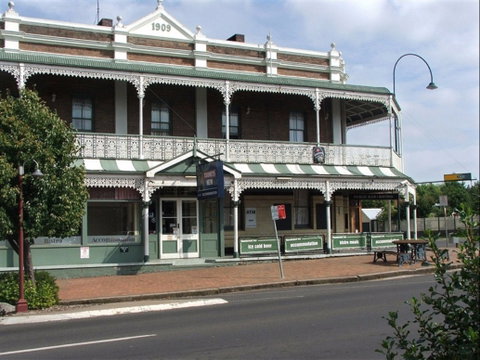 Thunderbolt Inn (aka The Bottom Pub!) - Tourism Caloundra 0