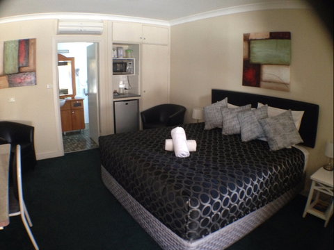Ben Chifley Motor Inn - Tourism Caloundra 1