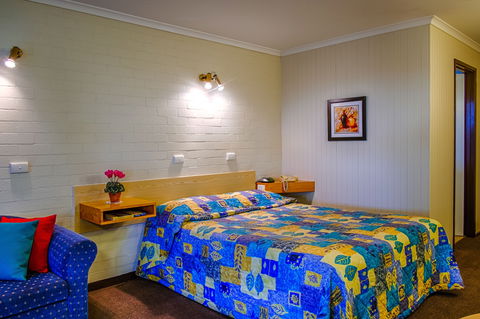 Country Roads Motor Inn - Tourism Caloundra 1