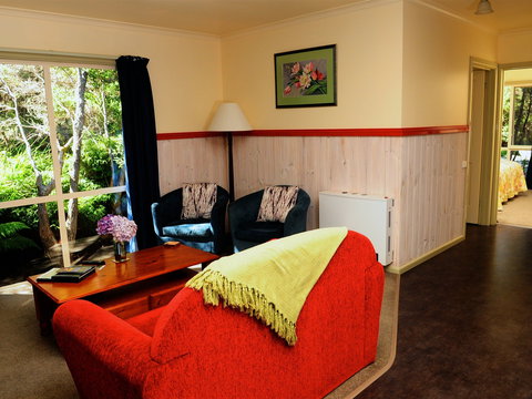 Crays Accommodation - The Esplanade - Tourism Caloundra 0