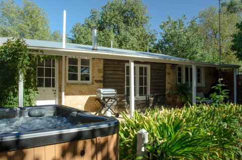 Ford Cottage Bed & Breakfast - Tourism Caloundra 0