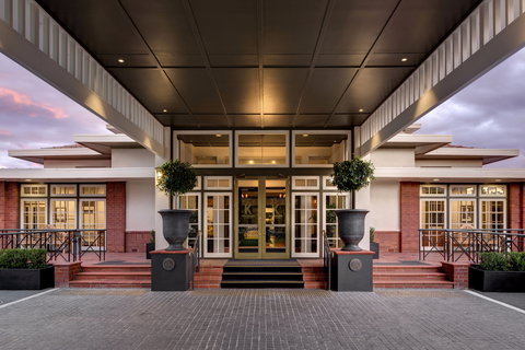 Hotel Kurrajong Canberra - Tourism Caloundra 1