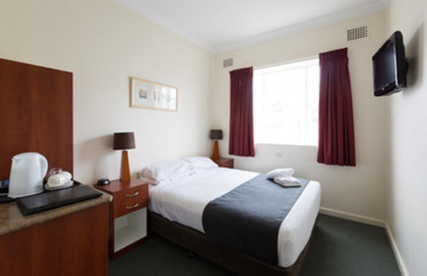 Knickerbocker Hotel - Tourism Caloundra 0
