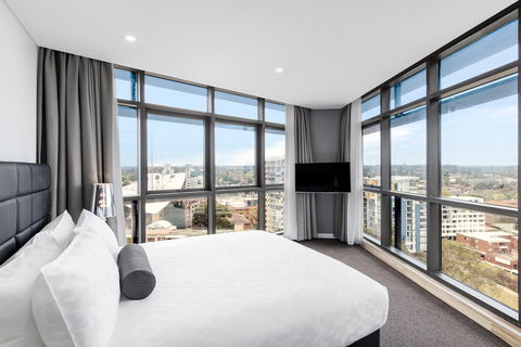 Meriton Suites Church Street, Parramatta - Tourism Caloundra 1