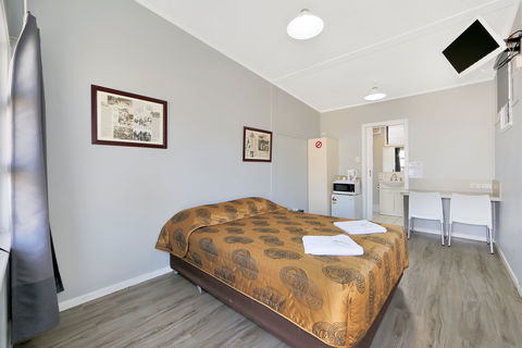Ned Kelly's Motel - Tourism Caloundra 1