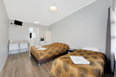 Ned Kelly's Motel - Tourism Caloundra 2