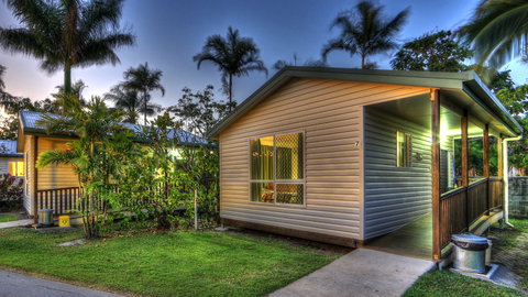 Queens Beach Tourist Village - Tourism Caloundra 2