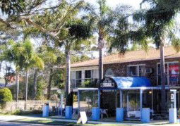 Palm Court Motel - Tourism Caloundra 2