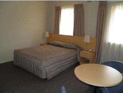Bathurst Motor Inn - Tourism Caloundra 1