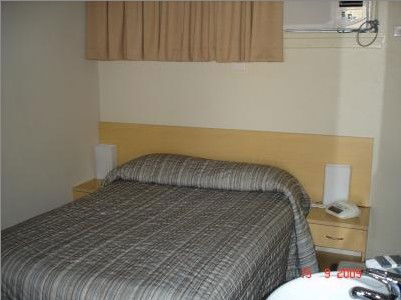 Bathurst Motor Inn - Tourism Caloundra 2